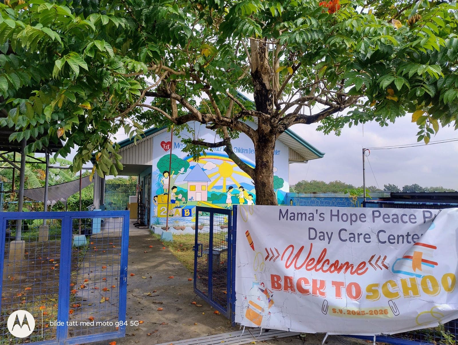 Inngangen til Mama's Hope Peace Prize Day Care Center, med et «Welcome back to school»-banner på porten.